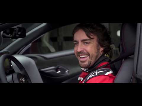 Fernando Alonso prueba el nuevo Toyota GR Yaris