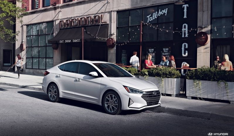 Hyundai Elantra lleno