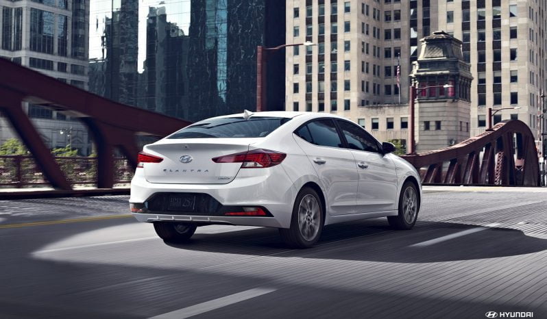 Hyundai Elantra lleno