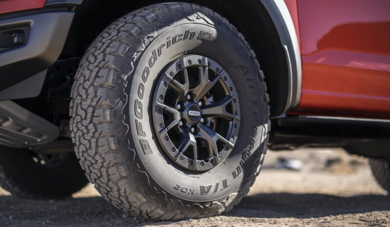 Ford F-150 Raptor lleno