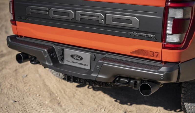 Ford F-150 Raptor lleno