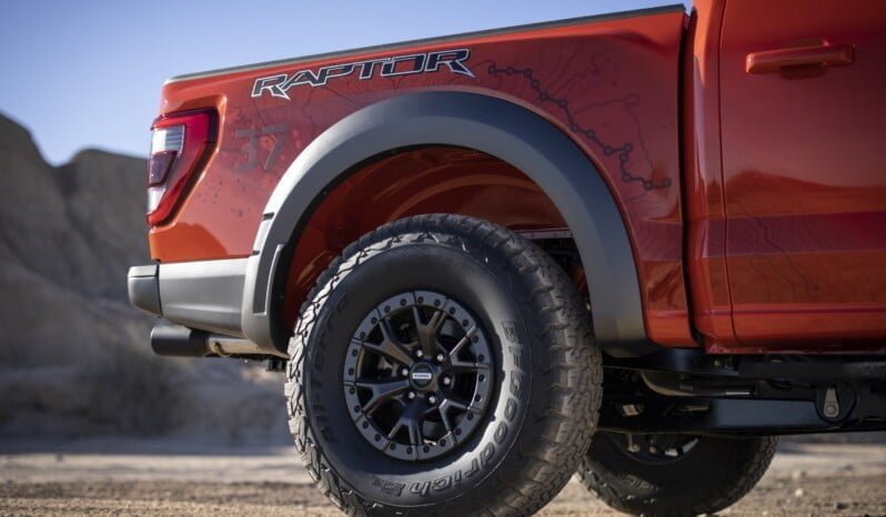 Ford F-150 Raptor lleno