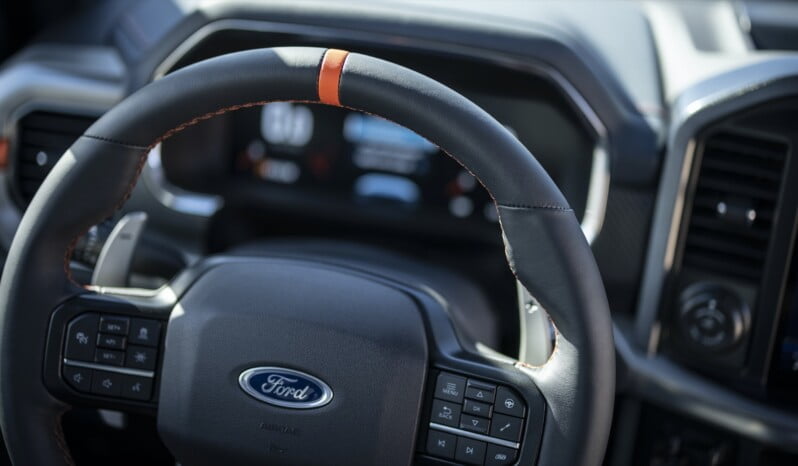 Ford F-150 Raptor lleno
