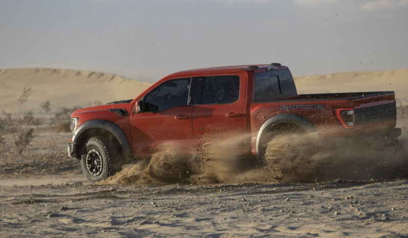Ford F-150 Raptor lleno