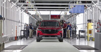 Mazda CX-50 en la línea de ensamblaje