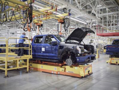 Ford F-150 Lightning desde la línea de ensamblaje
